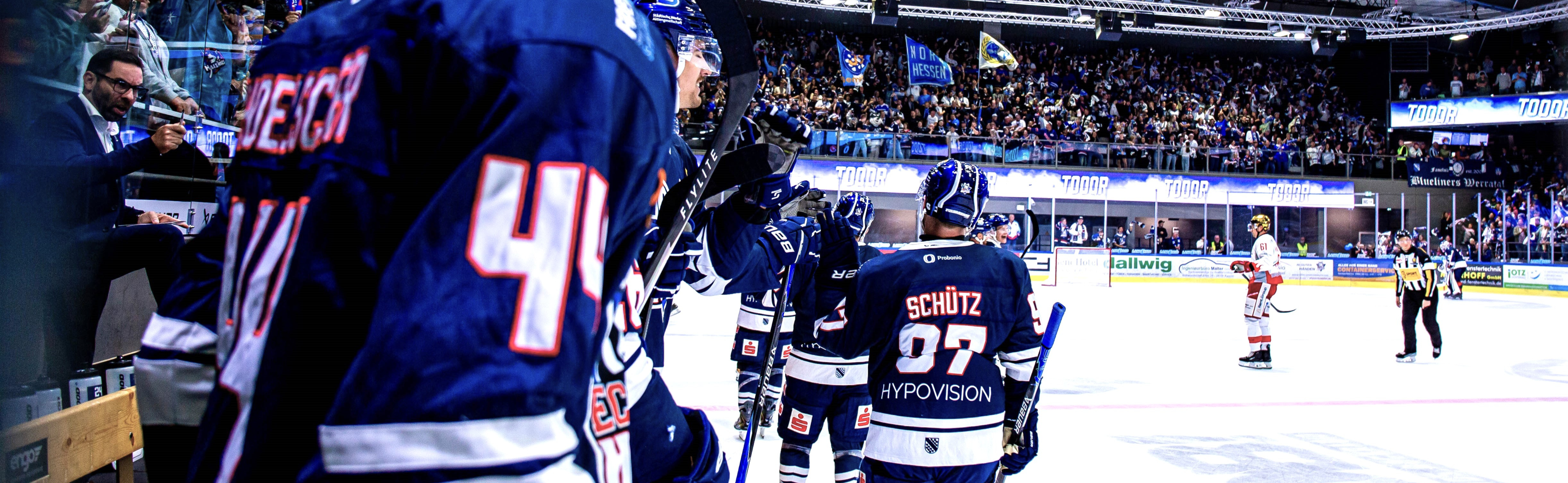 Huskies Spieler klatschen ab an Spielerbank