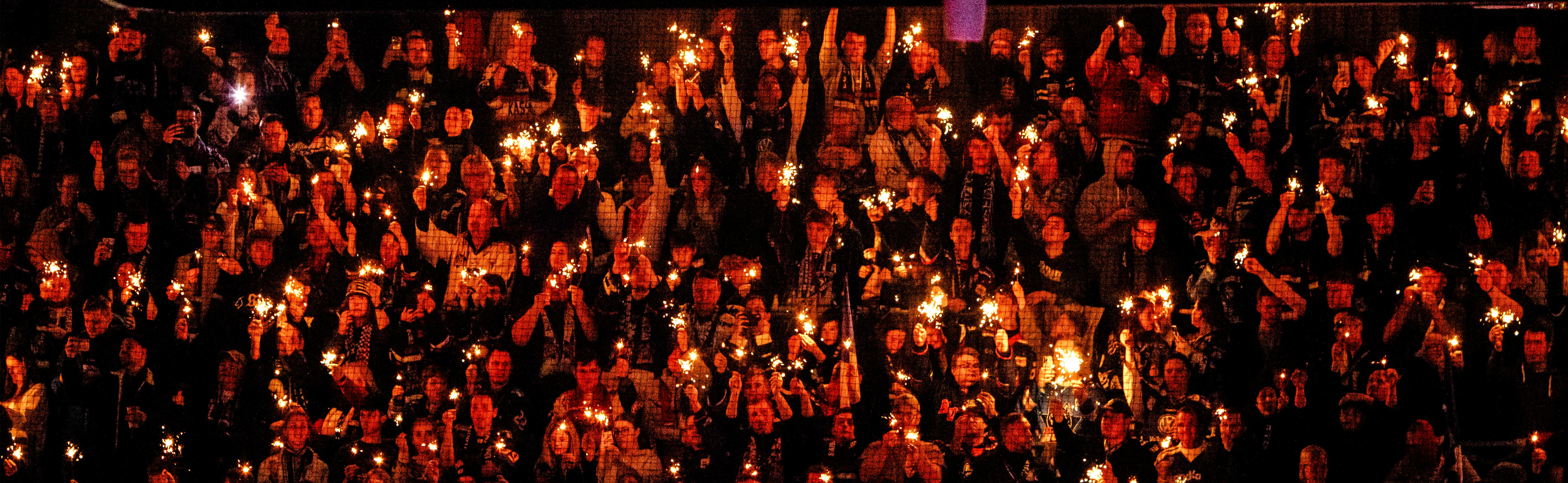 Fans mit Wunderkerzen