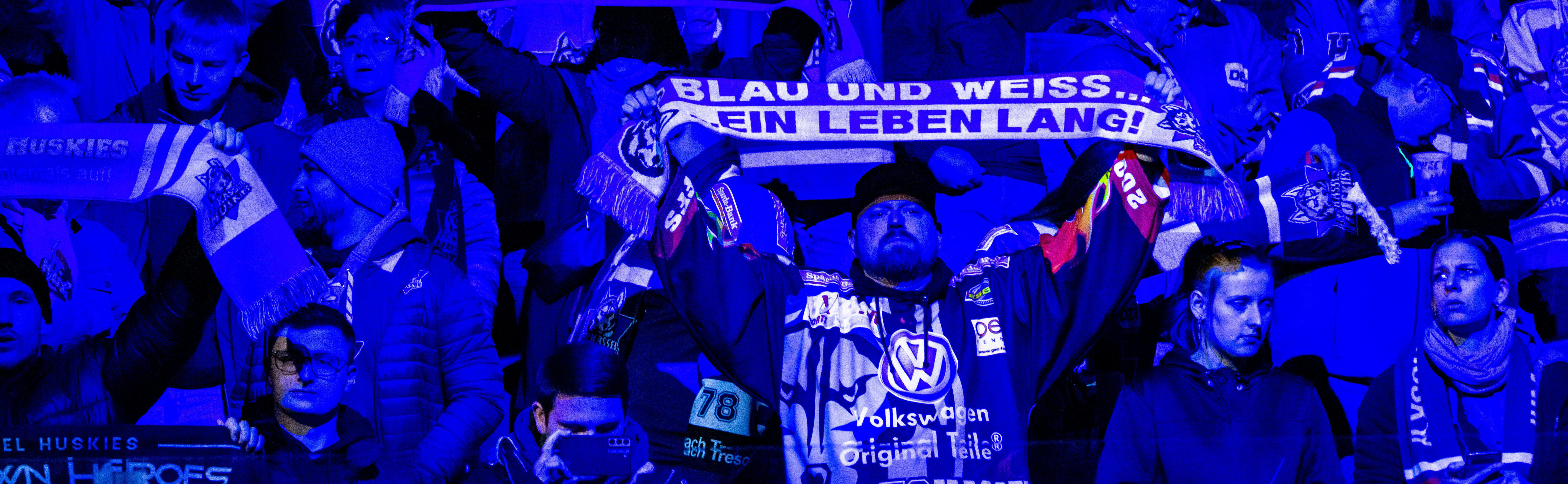 Fan mit "Blau und Weiß"-Schal